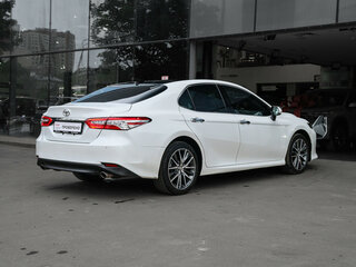2022 Toyota Camry VIII (XV70) Рестайлинг, белый, 3450000 рублей, вид 4