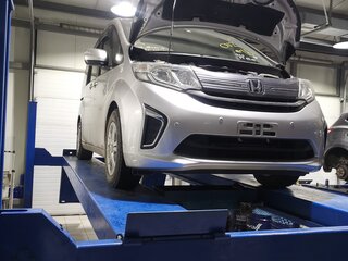 2015 Honda Stepwgn V, серебристый, 1899000 рублей, вид 2