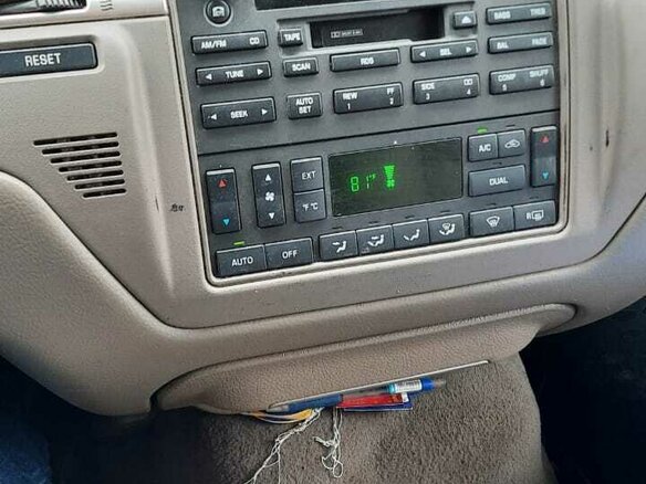 2003 Lincoln Town Car III Рестайлинг, белый, 500000 рублей - вид 14