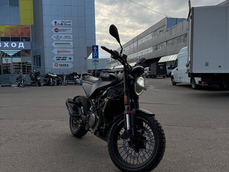 2022 Husqvarna Svartpilen 401, чёрный, 459000 рублей, вид 4