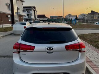 2016 Kia Rio III Рестайлинг, серебристый, 1100000 рублей, вид 4