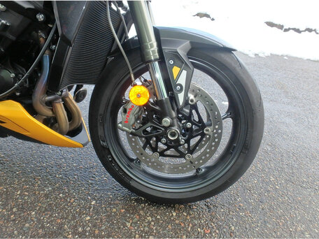 2024 Triumph Street Triple, жёлтый, 1090000 рублей, вид 2