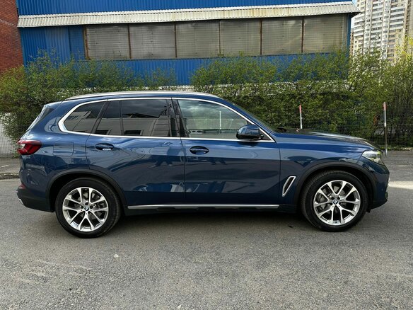 2021 BMW X5 40i IV (G05/G18), синий, 8450000 рублей - вид 2