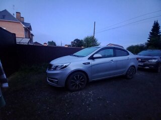 2016 Kia Rio III Рестайлинг, серебристый, 840000 рублей, вид 3