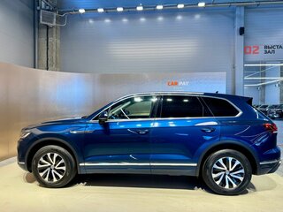 2019 Volkswagen Touareg III, синий, 3810000 рублей, вид 4