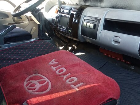 2008 Toyota Dyna, красный, 1800000 рублей, вид 2