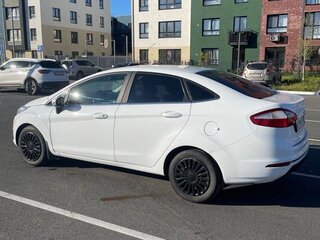 2015 Ford Fiesta Mk6 Рестайлинг, белый, 790000 рублей, вид 5
