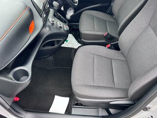2021 Toyota Sienta II Рестайлинг, серебристый, 1650000 рублей, вид 4