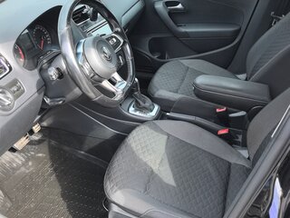 2018 Volkswagen Polo V Рестайлинг, чёрный, 1000000 рублей, вид 5