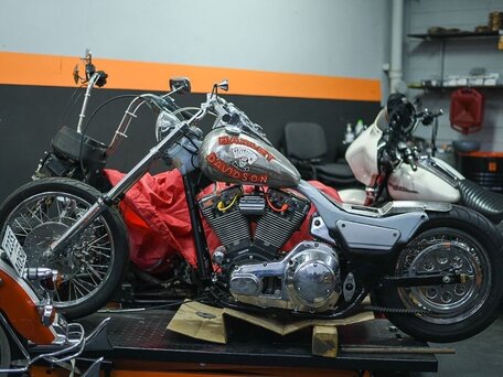 1992 Harley-Davidson Dyna Glide Custom, серебристый, 2500000 рублей, вид 1