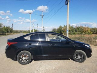 2017 Hyundai Solaris II, чёрный, 900000 рублей, вид 3