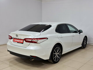 2021 Toyota Camry VIII (XV70) Рестайлинг, белый, 3060000 рублей, вид 4