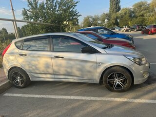 2015 Hyundai Solaris I Рестайлинг, серебристый, 835000 рублей, вид 3