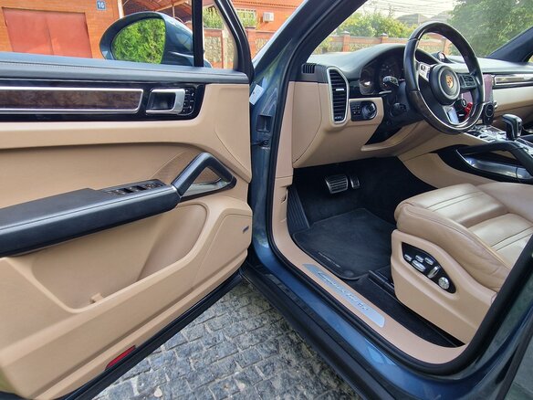 2018 Porsche Cayenne Turbo III, голубой, 9050000 рублей - вид 8