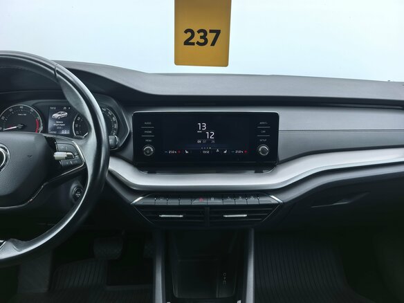 2021 Skoda Octavia IV (A8), серебристый, 1740000 рублей - вид 13