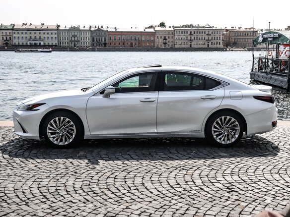 2021 Lexus ES 300h VII Рестайлинг, белый, 5150000 рублей - вид 6