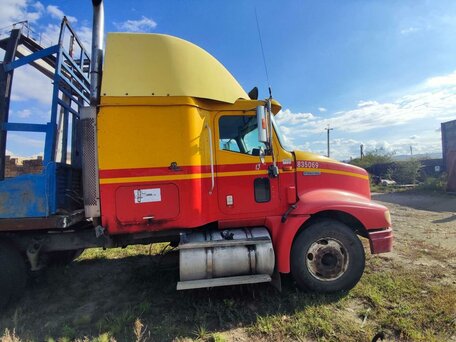 2000 International 9000 Series, красный, 1700000 рублей, вид 2