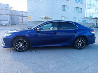 2021 Toyota Camry VIII (XV70) Рестайлинг, синий, 3799000 рублей, вид 3