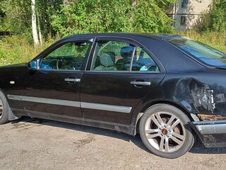1998 Mercedes-Benz E-Класс 220 II (W210, S210), чёрный, 700000 рублей, вид 3