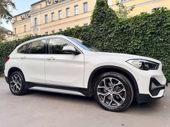 2020 BMW X1 18d xDrive II (F48) Рестайлинг, белый - вид 2