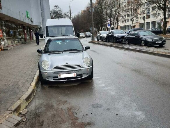 2005 Mini Hatch Cooper I (R50), серебристый, 461723 рублей - вид 3