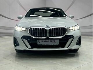 2025 BMW 5 серии Long 530Li xDrive VIII (G60/G61/G68), белый, 8199000 рублей, вид 3