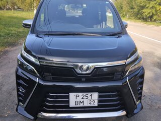2020 Toyota Voxy III (R80) Рестайлинг, чёрный, 2680000 рублей, вид 1
