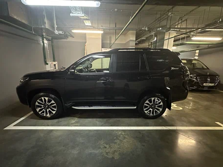 2022 Toyota Land Cruiser Prado 150 Series Рестайлинг 3, чёрный, 5690000 рублей, вид 2