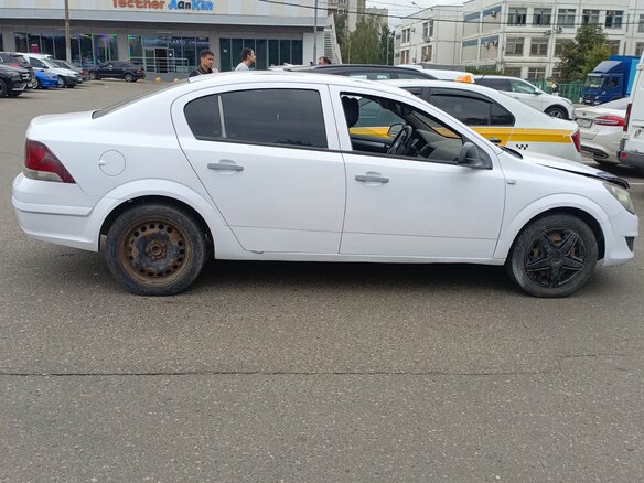 2012 Opel Astra H Рестайлинг, белый, 400000 рублей - вид 1