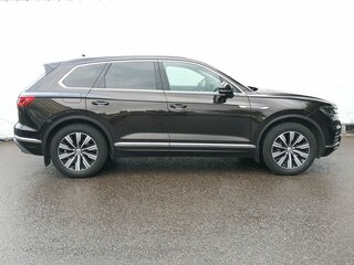 2019 Volkswagen Touareg III, коричневый, 3830000 рублей, вид 4