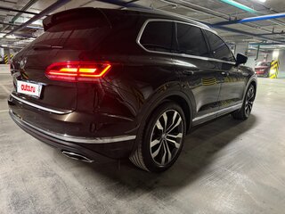2020 Volkswagen Touareg III, коричневый, 6500000 рублей, вид 2