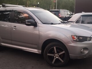 2010 Mitsubishi Outlander II Рестайлинг, серебристый, 1300000 рублей, вид 2