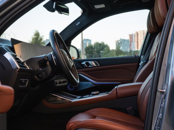 2022 BMW X7 M60i I (G07) Рестайлинг, серый, 17850000 рублей - вид 9