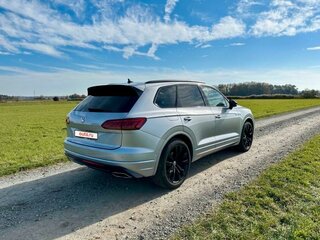 2019 Volkswagen Touareg III, серебристый, 7500000 рублей, вид 3