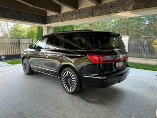 2018 Lincoln Navigator IV, чёрный, 6000000 рублей, вид 3