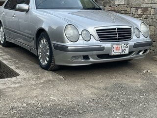 2001 Mercedes-Benz E-Класс 320 II (W210, S210) Рестайлинг, серебристый, 950000 рублей, вид 1