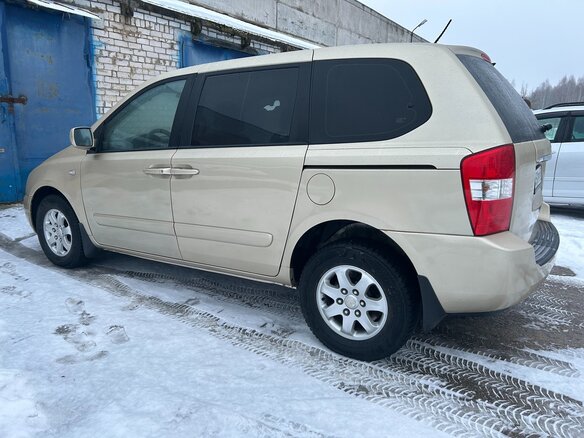 2007 Kia Carnival II, золотистый, 900000 рублей - вид 2