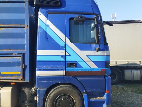 1998 Mercedes-Benz Actros, синий, 3200000 рублей, вид 2