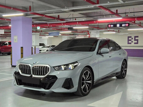 2025 BMW 5 серии Long 530Li xDrive VIII (G60/G61/G68), серый, 8974000 рублей, вид 5