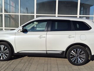 2019 Mitsubishi Outlander III Рестайлинг 3, белый, 2390000 рублей, вид 4