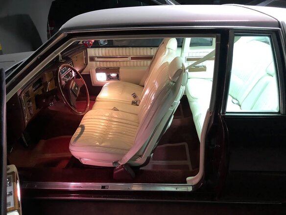1982 Cadillac DeVille V, красный - вид 19