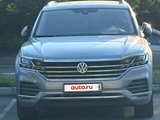 2020 Volkswagen Touareg III, серебристый, 4990000 рублей, вид 2