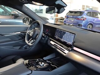 2025 BMW 5 серии 520d xDrive VIII (G60/G61/G68), серый, 7290000 рублей, вид 3