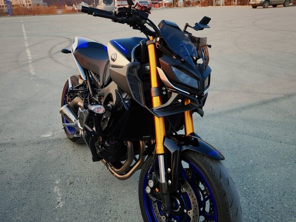2018 Yamaha MT-09 (FZ-09), серебристый, 1200000 рублей - вид 1