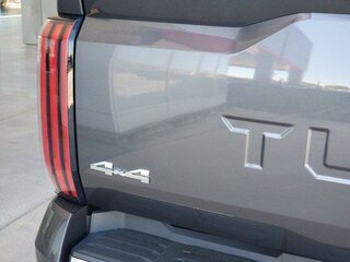 2024 Toyota Tundra CrewMax III, серый, 9848957 рублей, вид 4
