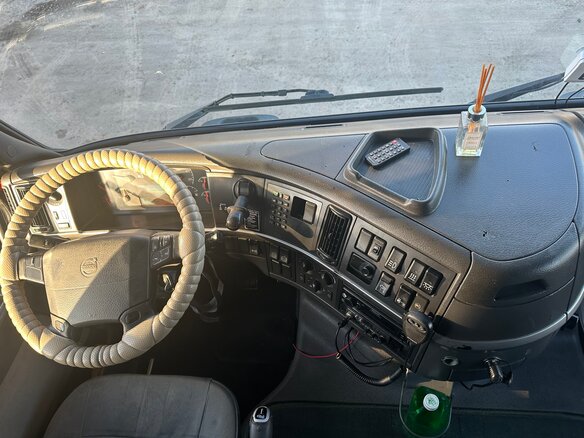 2004 Volvo FH, красный, 3500000 рублей - вид 5