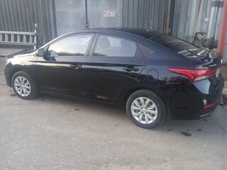 2017 Hyundai Solaris II, чёрный, 750000 рублей, вид 3
