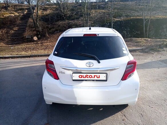 2016 Toyota Vitz III (XP130) Рестайлинг, белый, 850000 рублей - вид 2