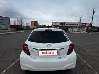 2015 Toyota Vitz III (XP130) Рестайлинг, белый, 800000 рублей, вид 2