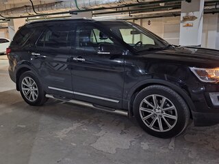 2016 Ford Explorer V Рестайлинг, чёрный, 2700000 рублей, вид 3